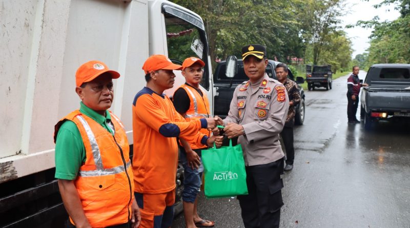 Jum’at Berkah, Polres Nagan Raya Salurkan Bansos kepada Petugas Kebersihan
