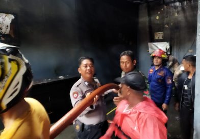 Personel Polres Nagan Raya Bantu Padamkan Api yang Membakar Rumah Warga