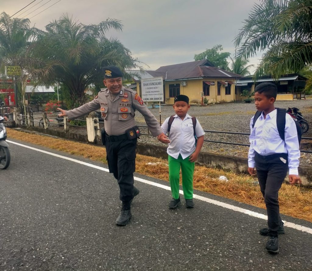 Personil Polres Nagan Raya Giat Melaksanakan Strong Point Pagi untuk Tingkatkan Kesiapan dan Keamanan Masyarakat