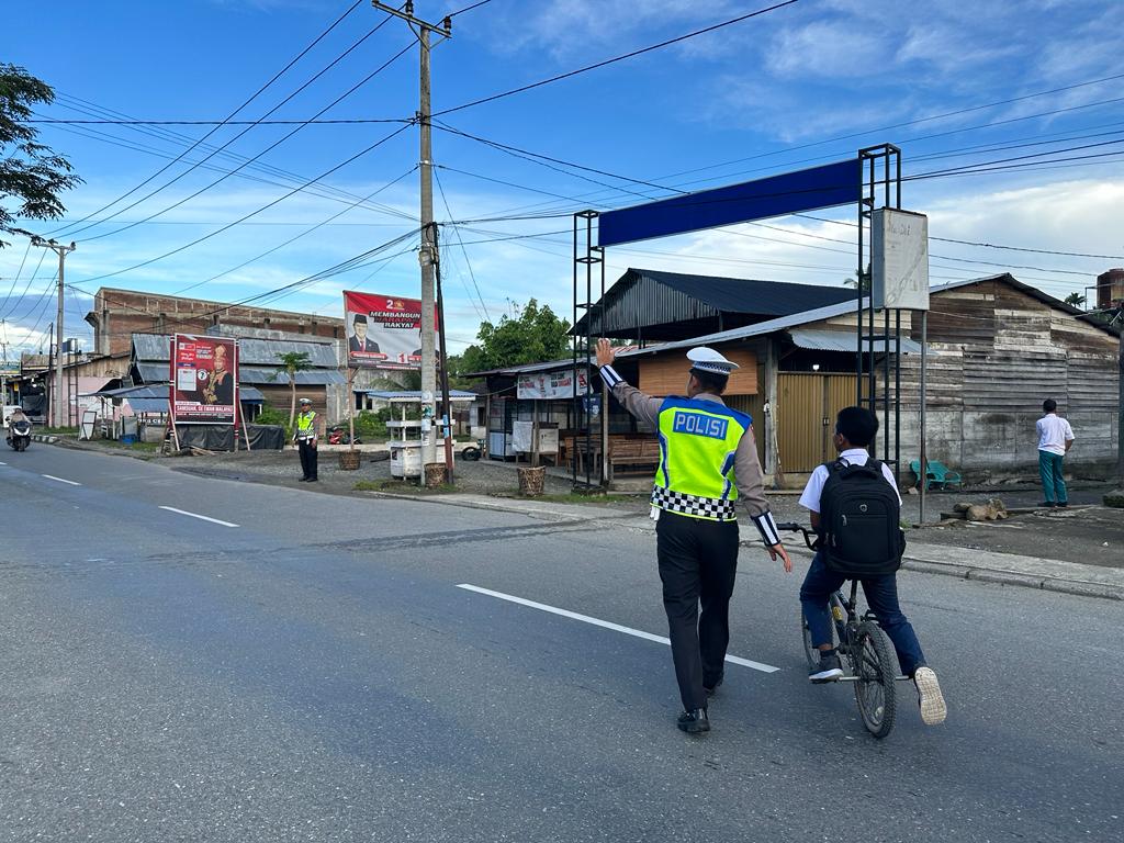 Personil Sat Lantas Polres Nagan Raya Polda Aceh tetap semangat dalam Melaksanakan kegiatan Strong Point Pagi untuk Tingkatkan Kesiapan dan Keamanan Masyarakat