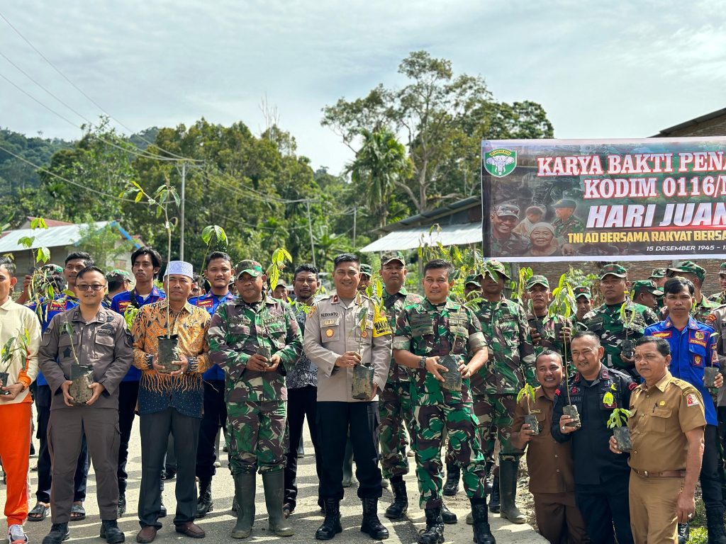 Wakapolres  Mewakili Kapolres Nagan Raya Menghadiri Acara Penanaman Pohon, Pembagian Sembako Untuk Warakauri dan Pemberian Santunan Untuk Anak Yatim Kodim di Beutong