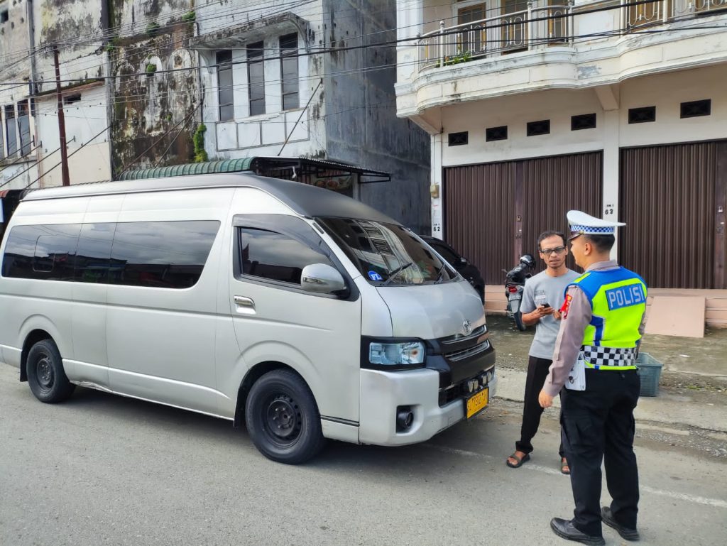 Personil Satuan Lalu Lintas Gencar Melaksanakan Himbauan Keselamatan di Jalan Raya