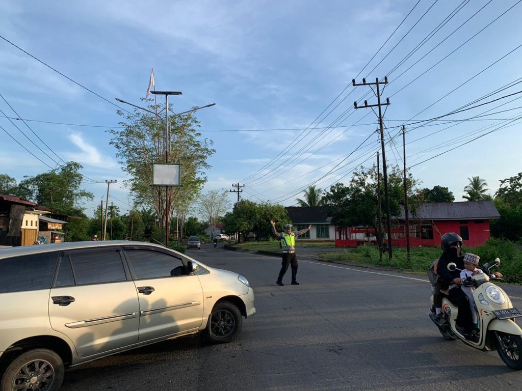 Personel Polres Nagan Raya Menggelar Pengamanan dan Pengaturan Lalu Lintas untuk Mencegah Kemacetan