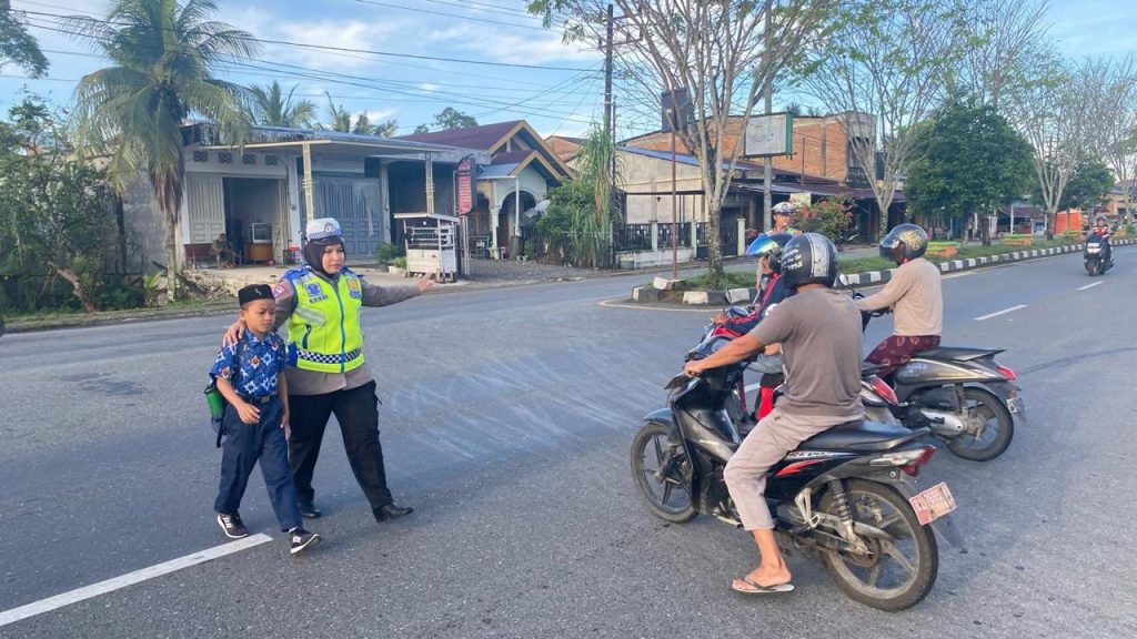 Personel Polres Nagan Raya lakukan Strong Point, Gatur Lalin dan Pesan Kamtibmas di Pusat Keramaian