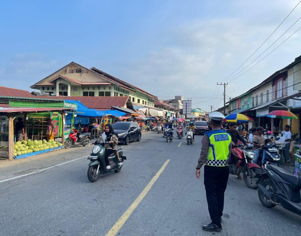 Personel Polres Nagan Raya Gatur Lalu Lintas Jelang Berbuka Puasa