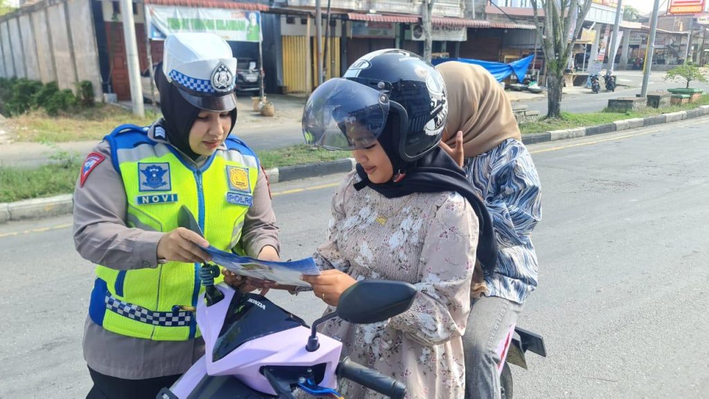 Pembagian Stiker dan Brosur Berlalulintas untuk KAMSELTIBCAR Lantas yang Aman dan Tertib di Polres Nagan Raya