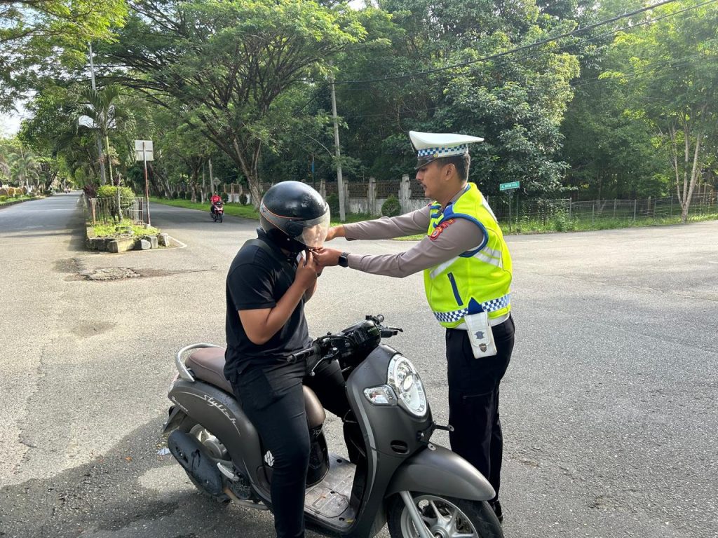 Personel Sat Lantas Polres Nagan Raya Sosialisasikan Keselamatan Berlalu Lintas kepada Pengendara Sepmor