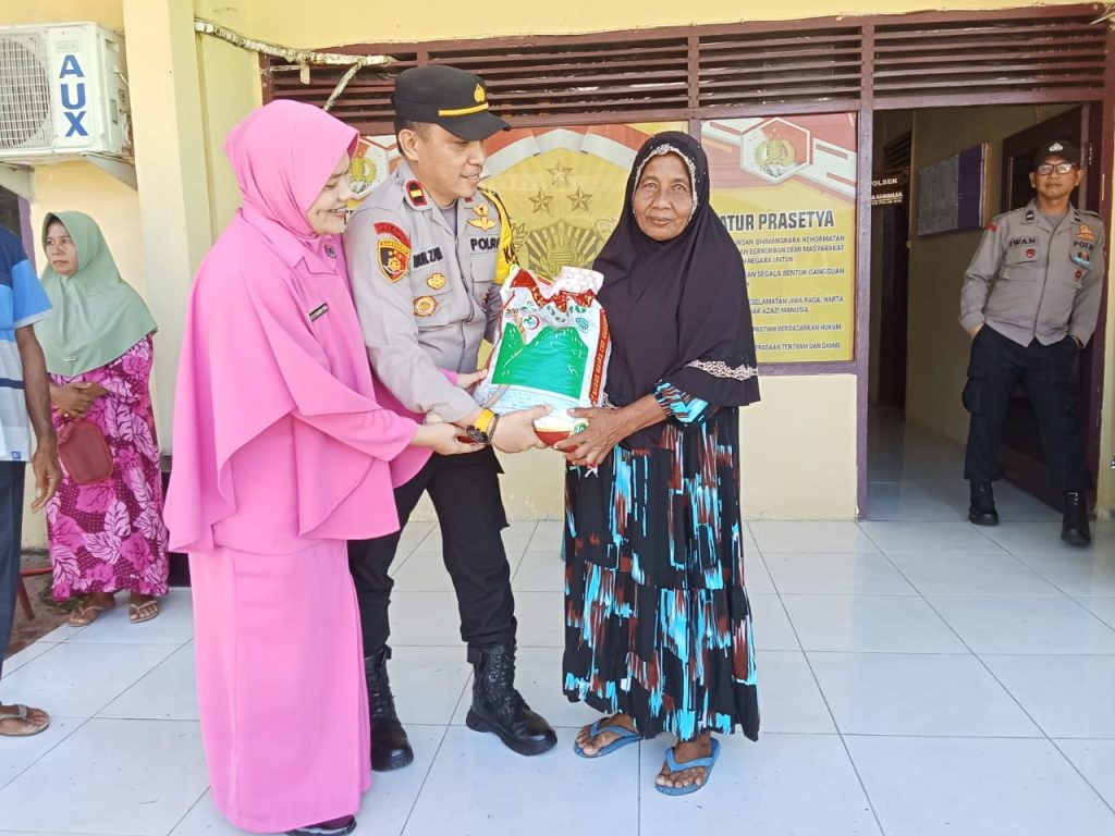 Kegiatan Jum’at Berkah Personil Polres Nagan Raya Bersama Masyarakat Kurang Mampu dan Anak Yatim di Kabupaten Nagan RayaBeutong, Nagan Raya