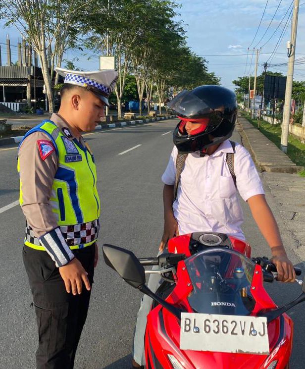 Personel Sat Lantas Polres Nagan Raya Berikan Teguran Humanis kepada Pengendara Sepeda Motor