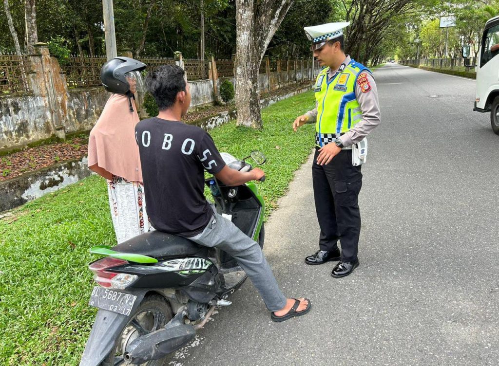 Personel Sat Lantas Polres Nagan Raya Berikan Teguran Humanis kepada Pengendara Sepeda Motor yang Tidak Menggunakan Helm