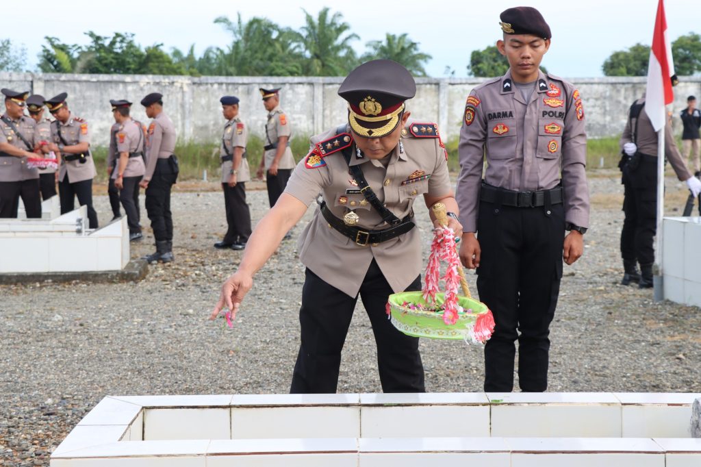 Kapolres Nagan Raya melaksanakan ziarah ke makam pahlawan