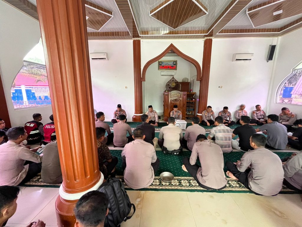 Personil Polres Laksanakan Kegiatan Binrohtal di Masjid Polres Nagan Raya