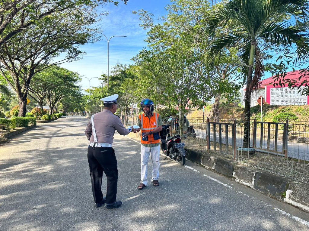 Personil Satuan Lalu Lintas Polres Nagan Raya Gelar Aksi Berbagi untuk Masyarakat