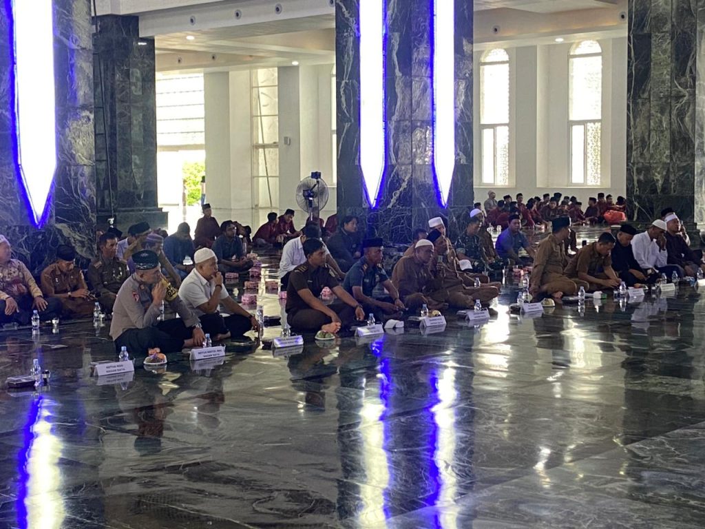 Kabag Ops Polres Nagan Raya Hadiri Tausiah dan Doa Bersama dalam Rangka HUT RI ke-79 di Masjid Giok