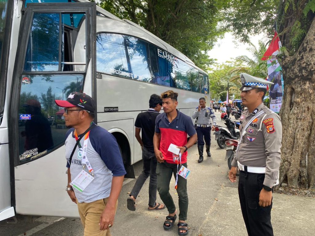 Pengamanan Penginapan Atlit Softball dan Patwal Menuju Venue PON XXI Aceh-Sumut 2024 di Kota Meulaboh