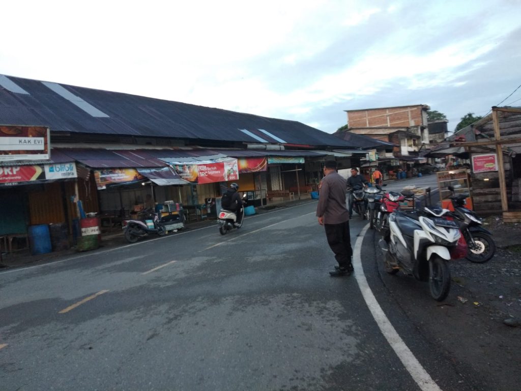    Personel Polsek Beutong Laksanakan Gatur Pagi di Lokasi Rawan Laka dan Kemacetan di Kecamatan Beutong